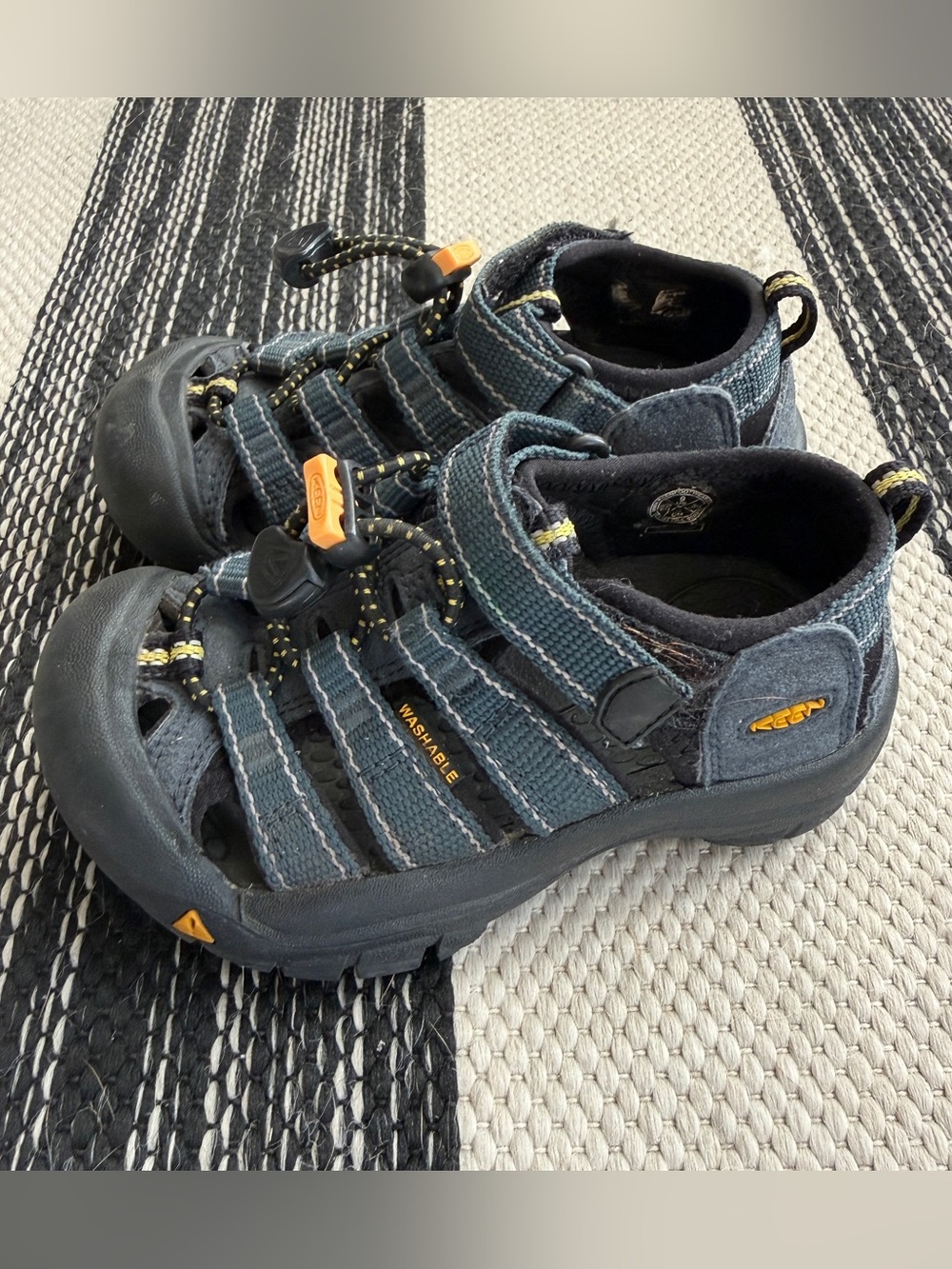 Keen Kids Navy and Black Closed-Toe Washable Sandals with Yellow Accents Size 9